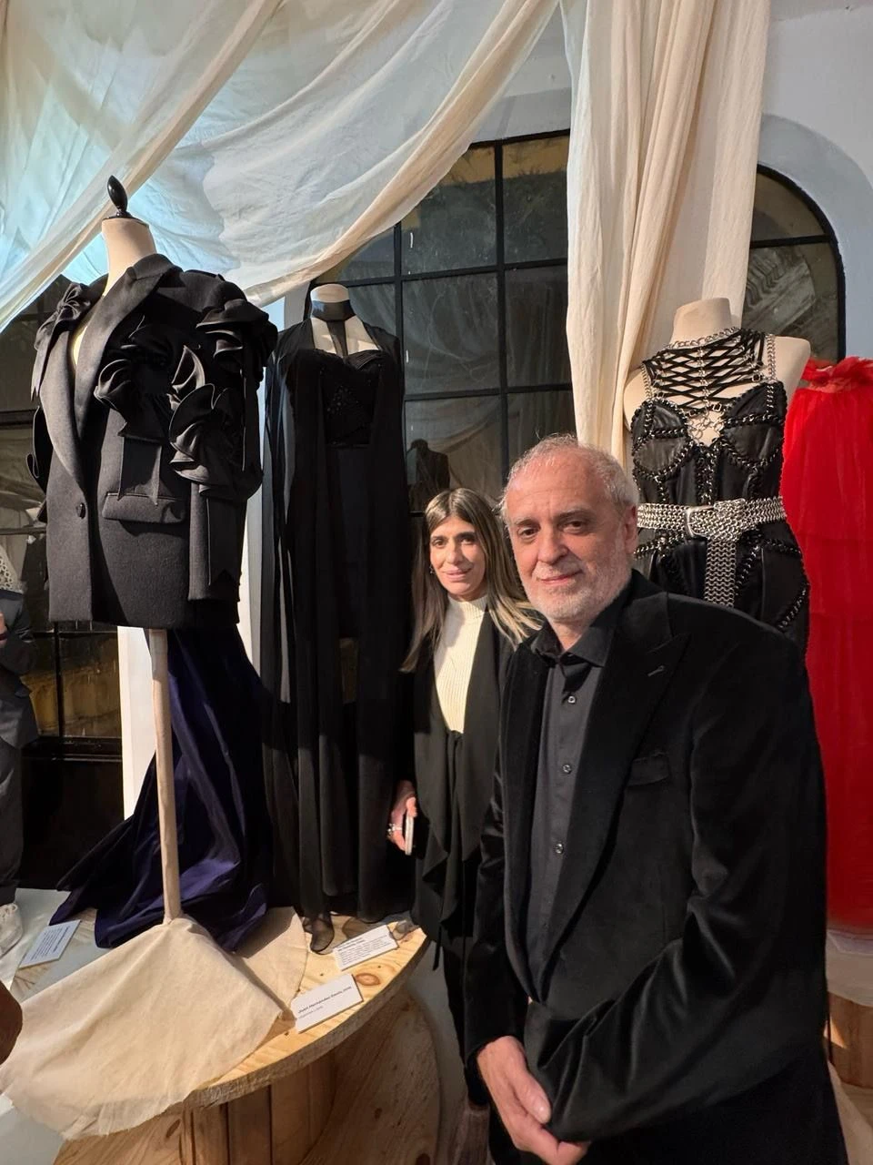 Suami Delelis (Vevû) y Germán junto a su diseño