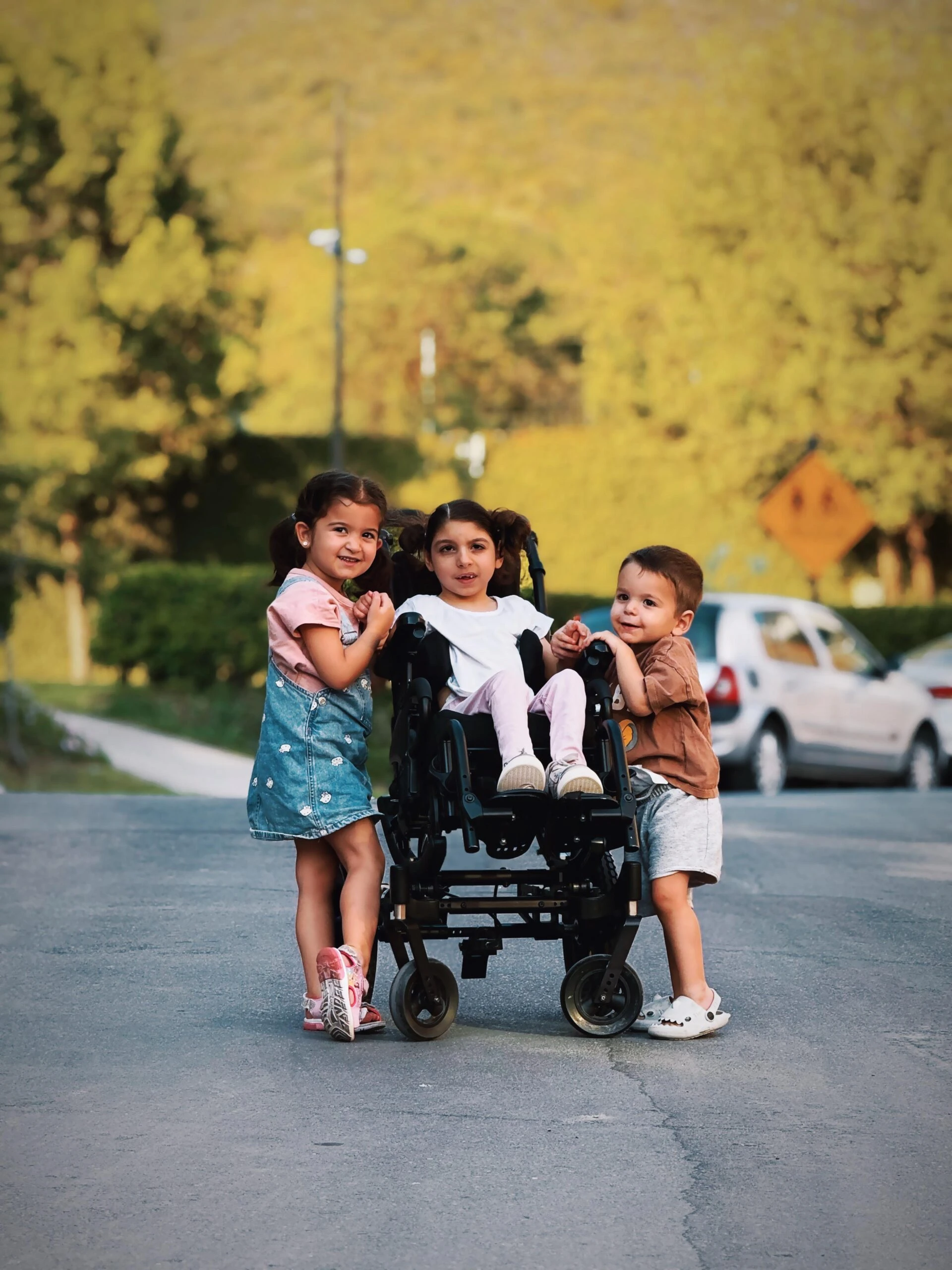 Emily junto con sus hermanos más chicos, en México