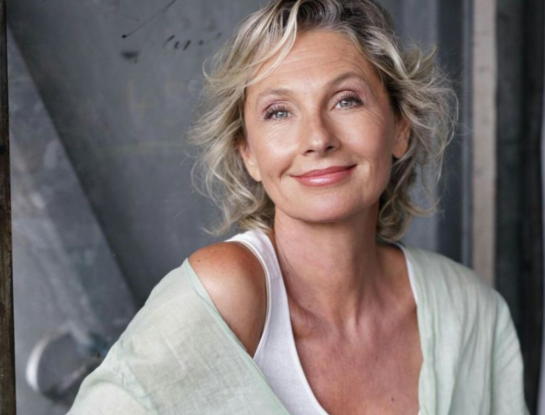 Yoga facial en la menopausia: cómo mejorar arrugas, flacidez y sequedad con una rutina simple y natural