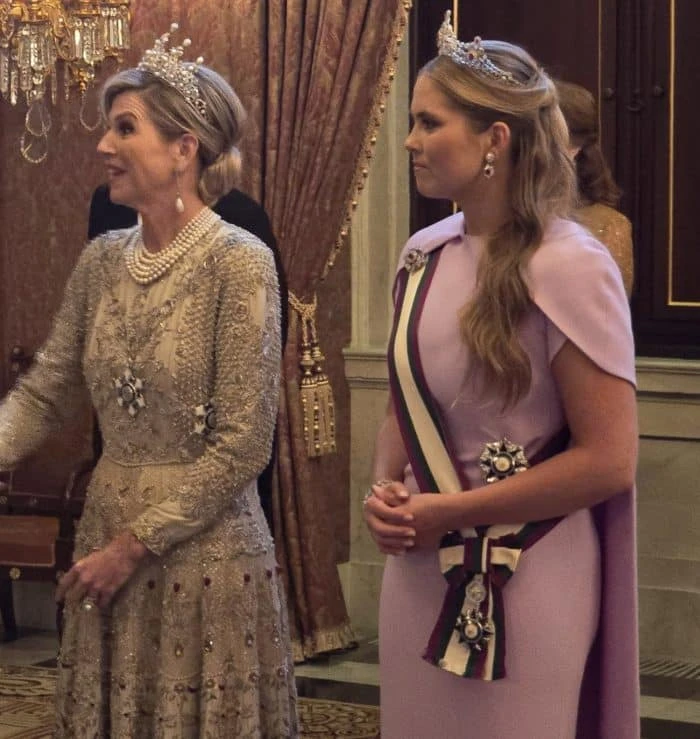 Máxima y Amalia: sus looks para el banquete en Oman