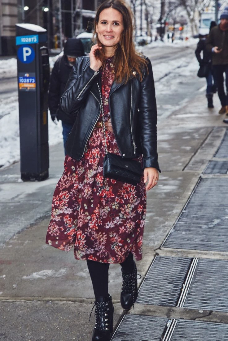 campera de cuero y vestido