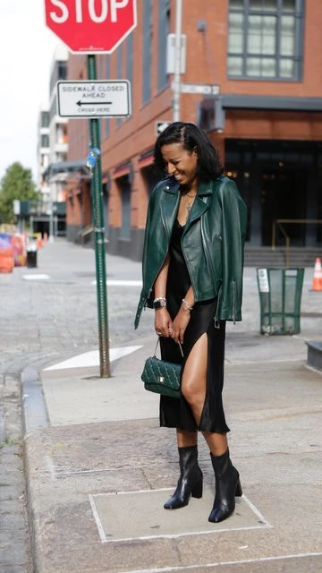 campera de cuero y vestido