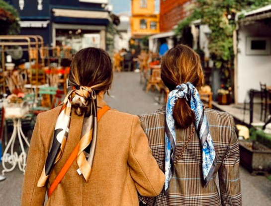 Couture braiding, la trenza chic con pañuelo que reina en 2025