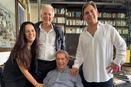 Así estaba compuesta la familia de Mario Vargas Llosa: 3 hijos y 7 nietos

