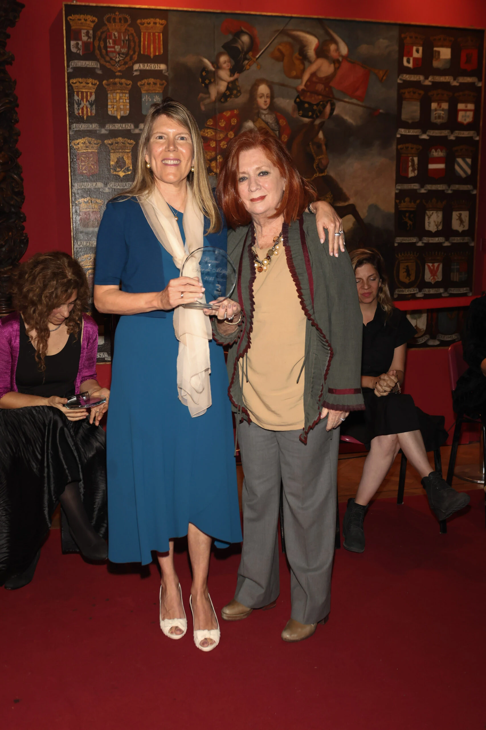 eresa Gonzalez Fernandez le entregó el premio a Maria Herrera