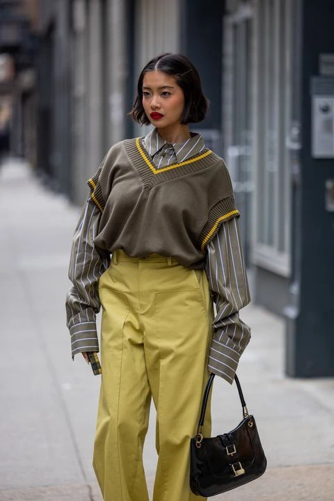 7 looks con chaleco tejido, la prenda más trendy del street style para el otoño