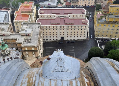el papa saliendo de la residencia de Santa Marta