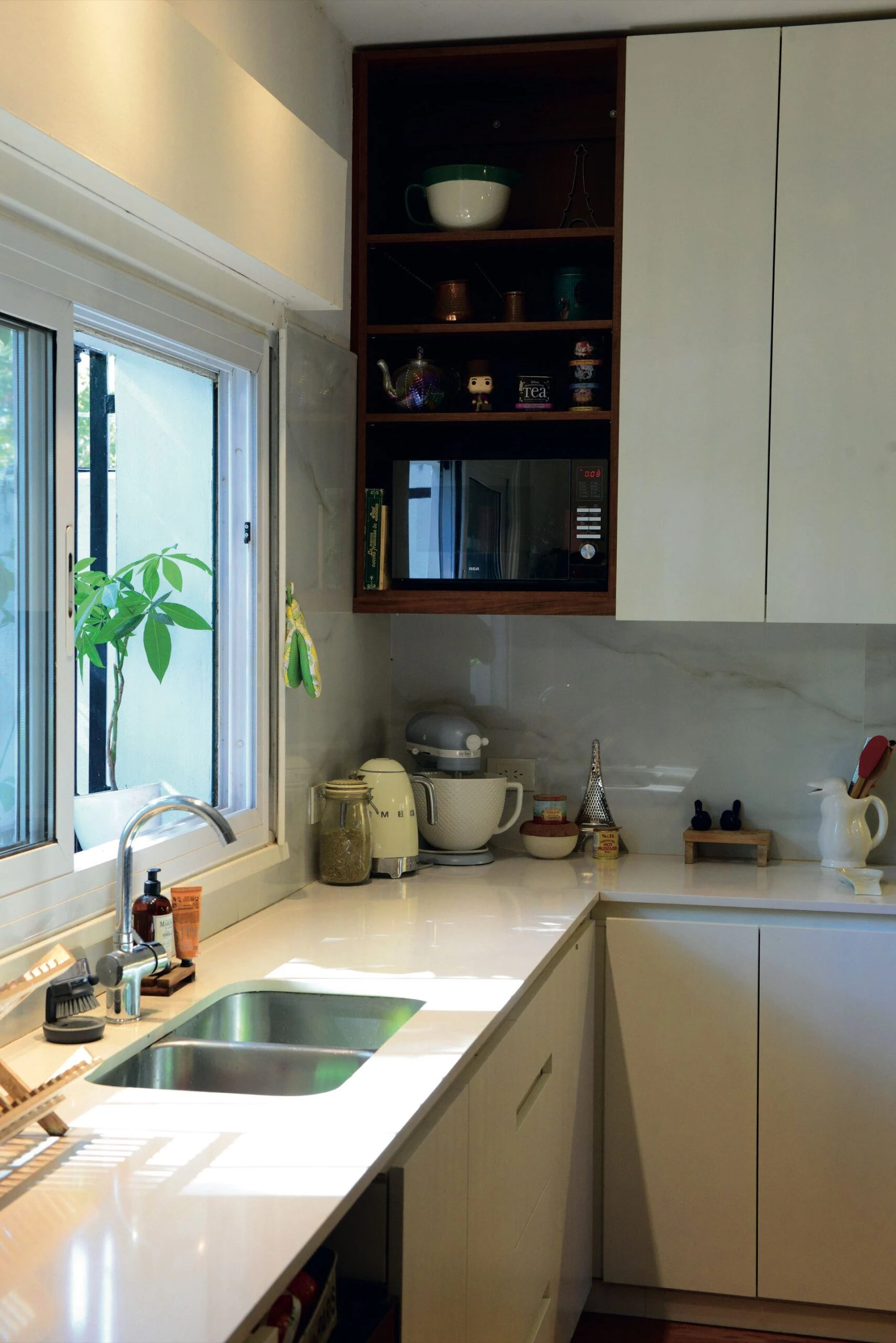 Detalle de la cocina 100 % estética y práctica de la pastelera Belu Melamed.