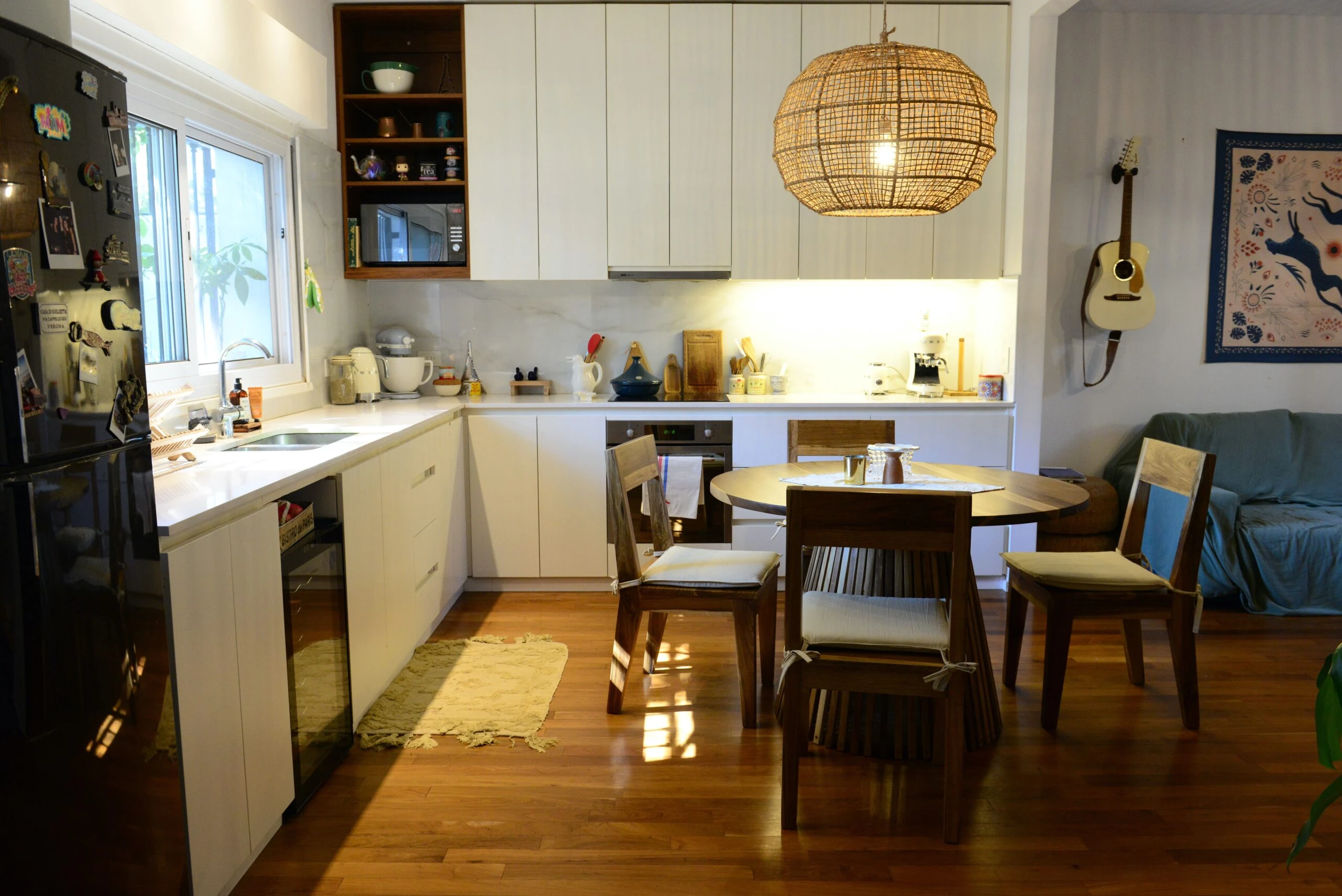 Vista de la cocina de Belu Melamed, integrada y “abierta” a la casa y luminosa.