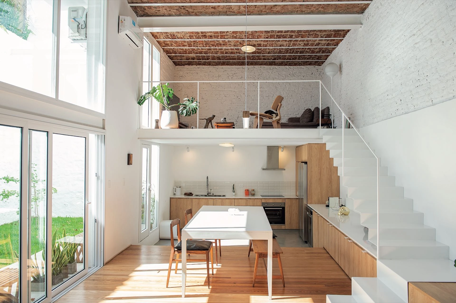 Una típica casa chorizo “revivió” a través de un proyecto basado en la luz y la amplitud. 