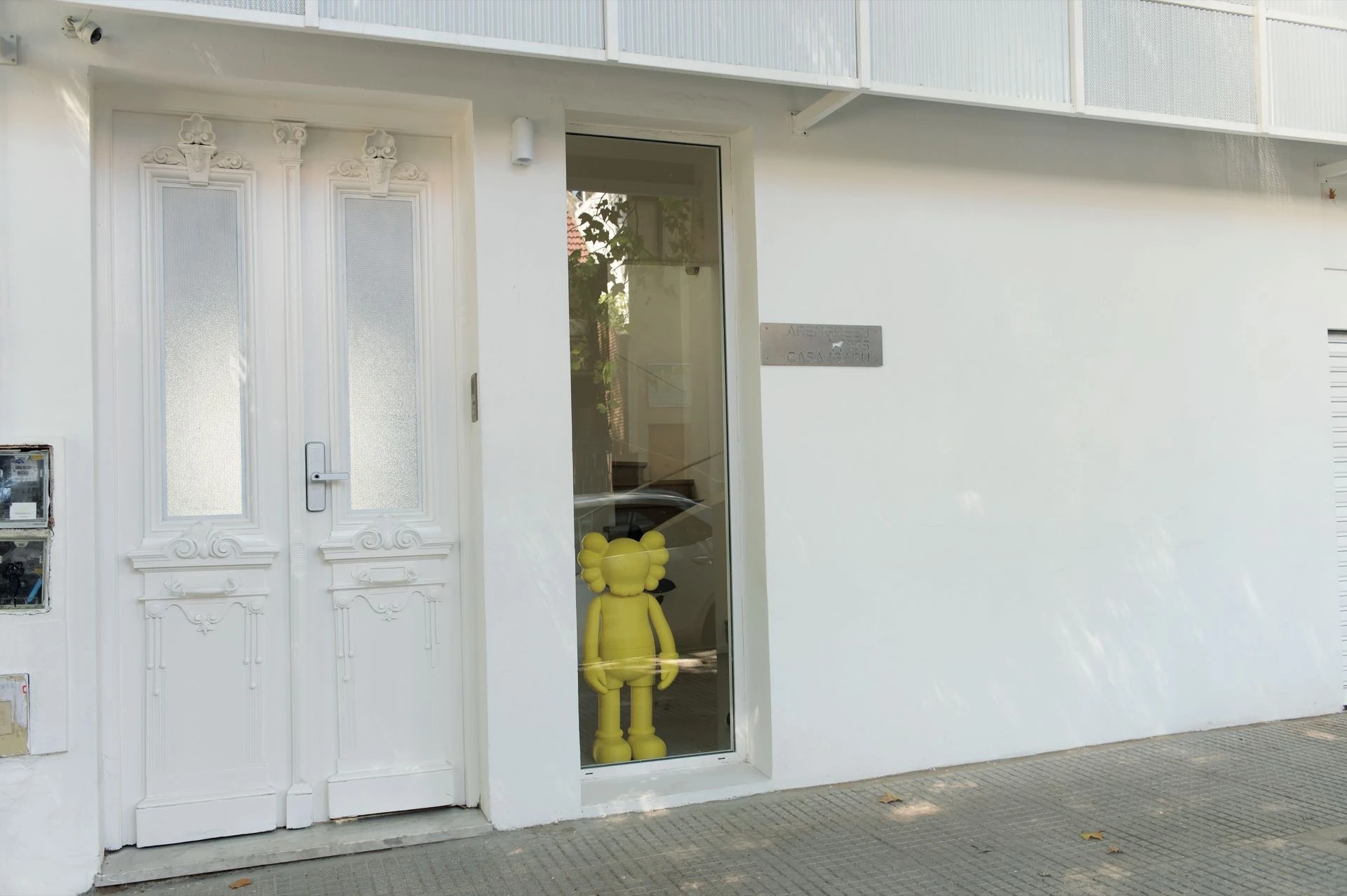 La ventana vertical que da a la calle, permite ver parcialmente el living de la casa.