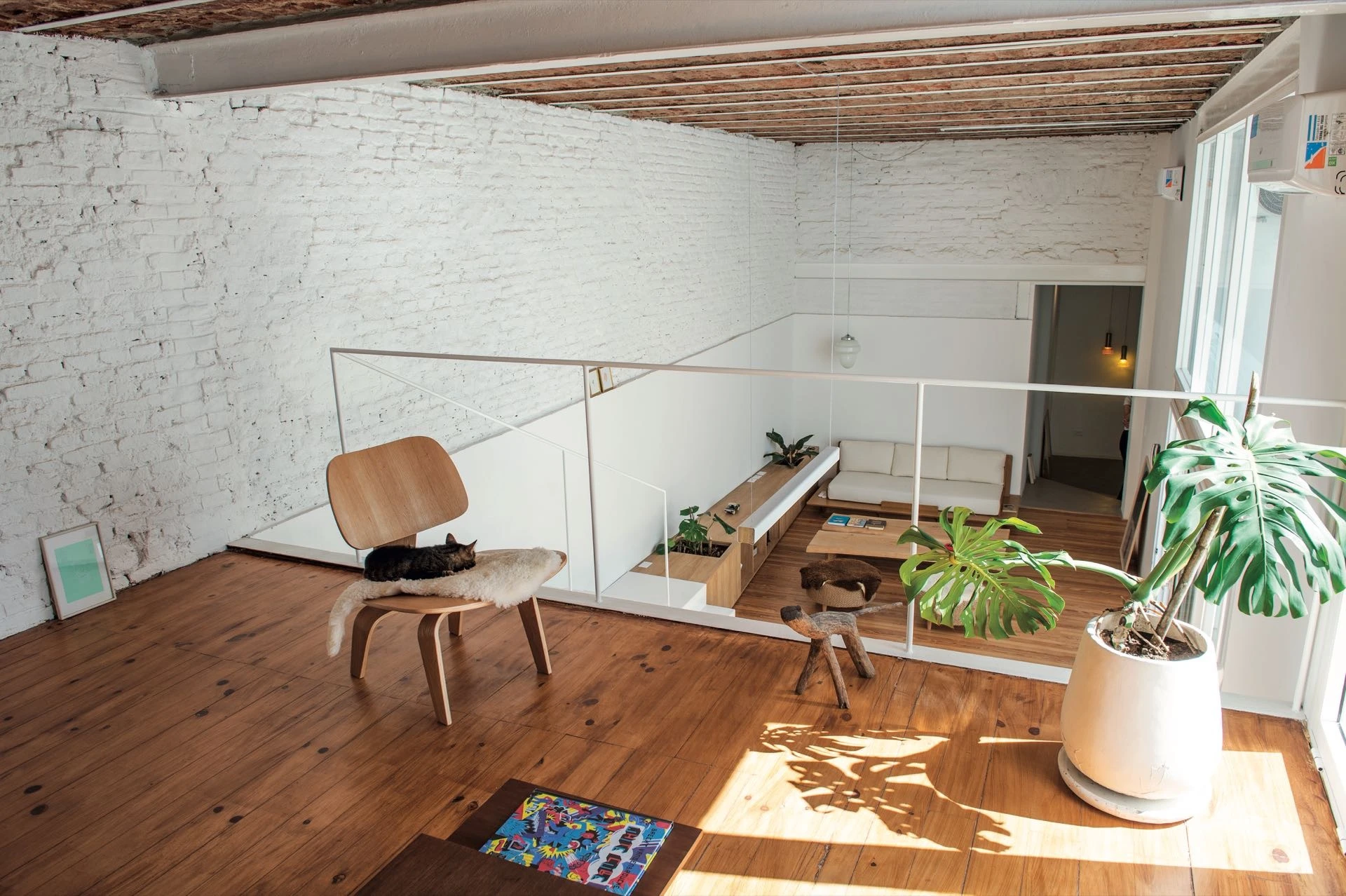 Mix uno: madera, herrería blanca y cemento, más vegetación. 