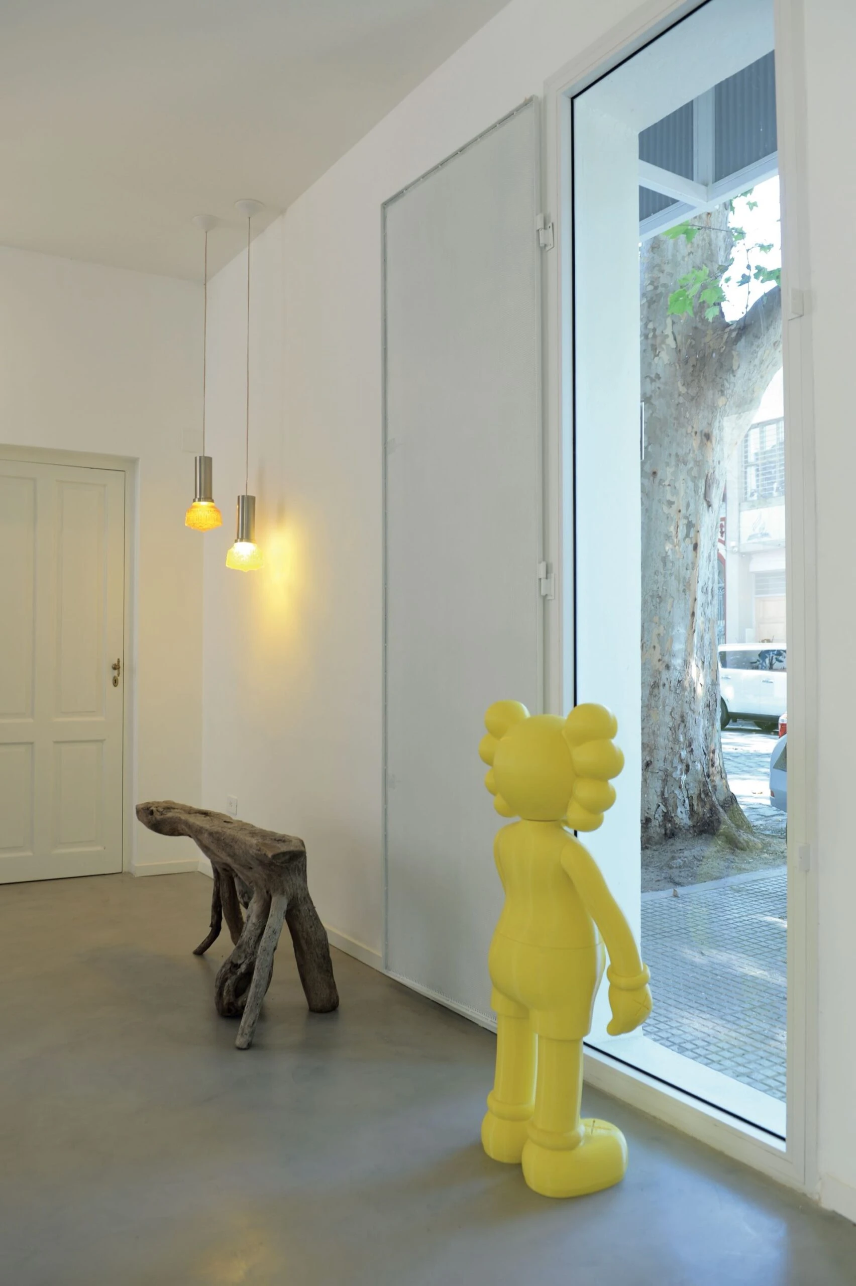 En el acceso de la casa saluda un muñeco de Companion del artista conocido como Kaws. 