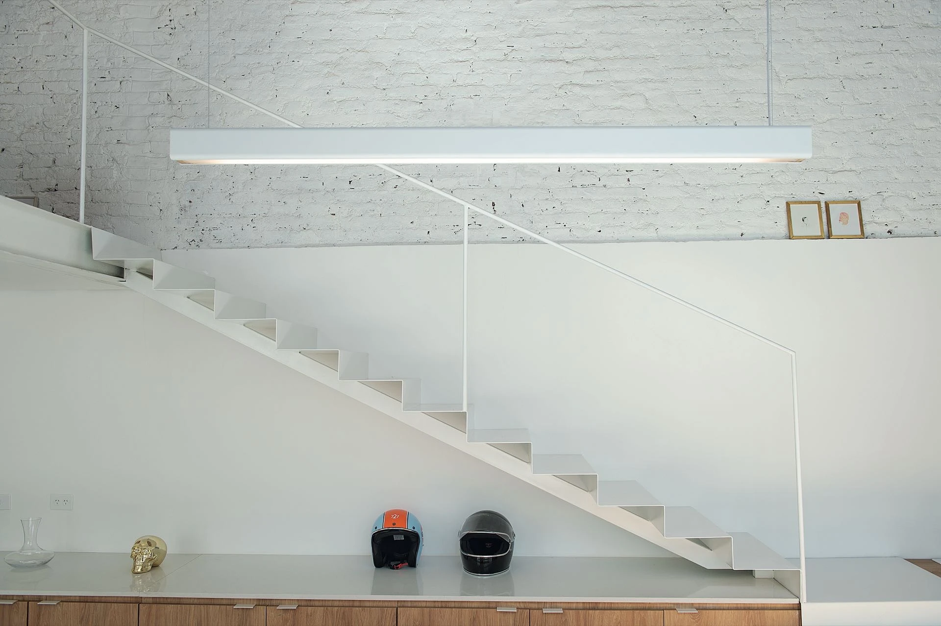 Al techo se accede por una escalera de chapa plegada y pintada, con barandas metálicas.