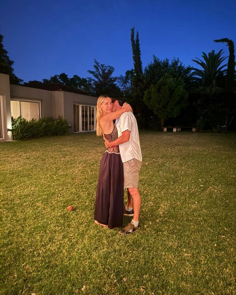 Anita y Benjamín en la foto de la fiesta de fin de año