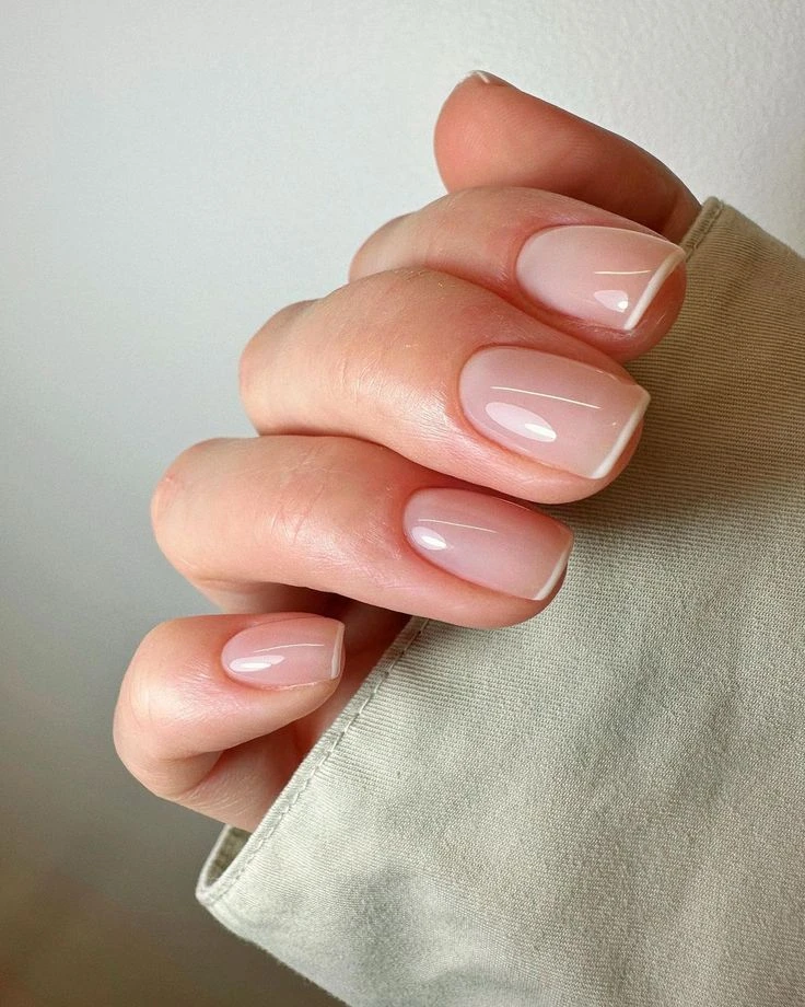 Micro french manicure