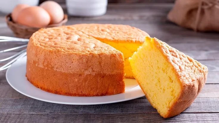 Bizcochuelo esponjoso con sólo 6 ingredientes: la receta que se deshace en la boca