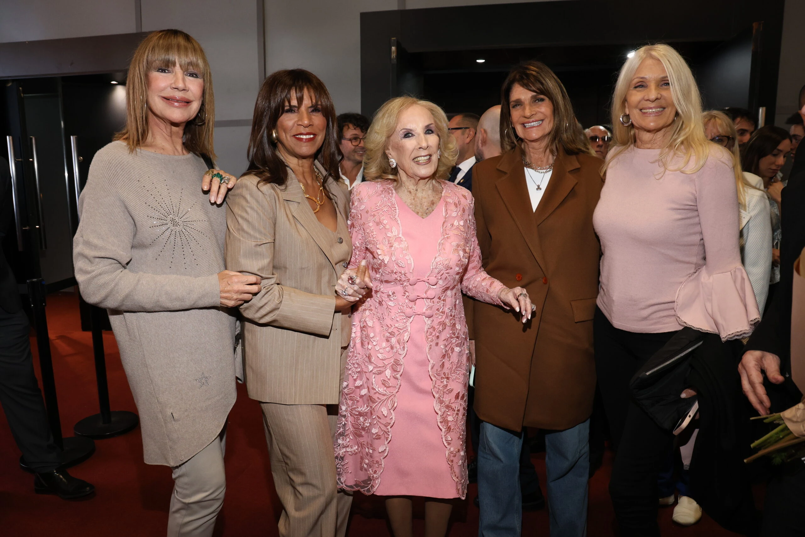 Mora Furtado, Anama Ferreira, Mirtha Legrand, Teresa Calandra y Evelyn Scheild
