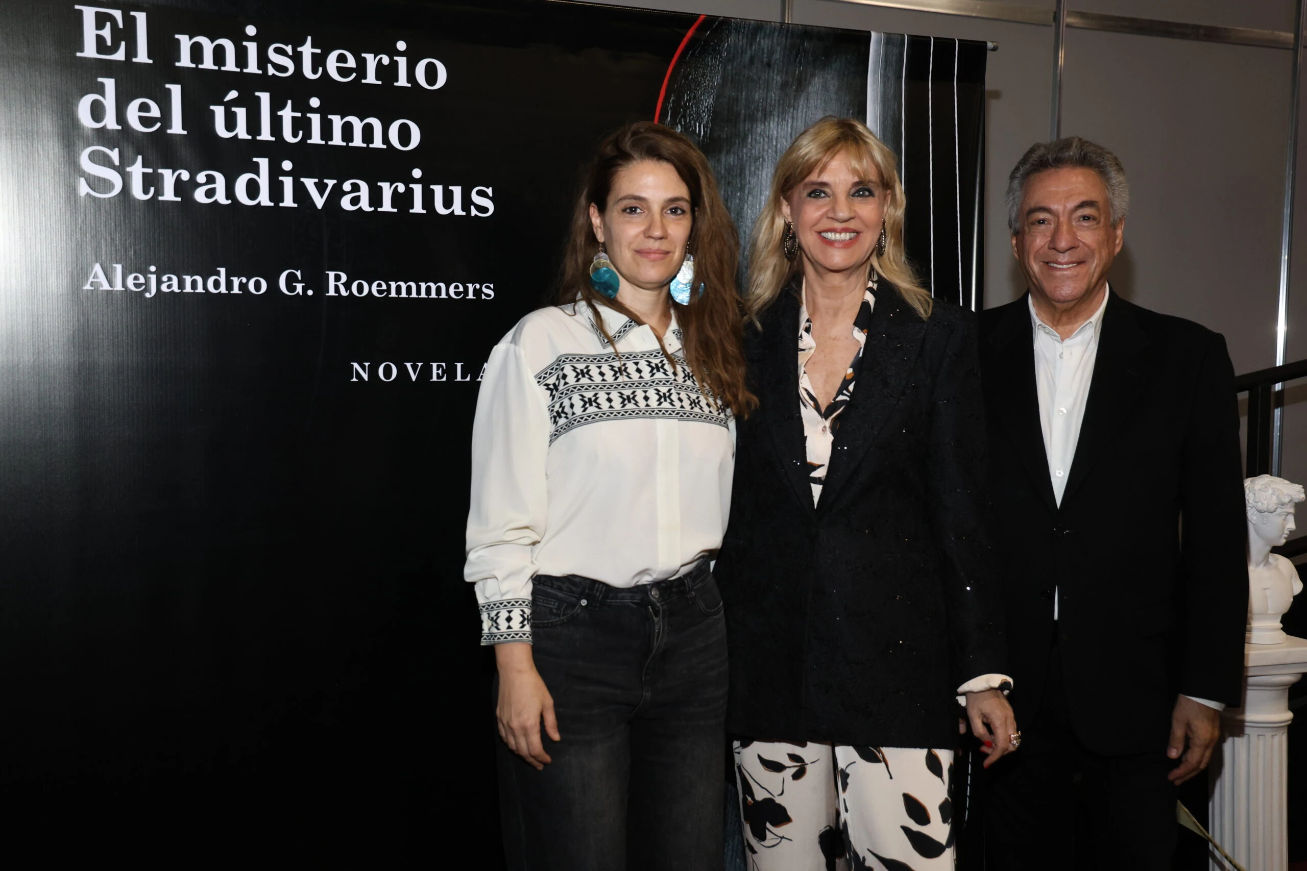 Tete Coustarot junto a su hija Josefina y Daniel Mañas en la presentación de _El misterio del último Stradivarius_