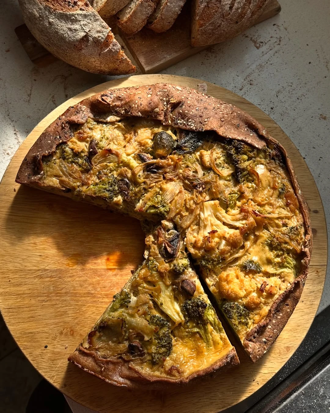 Tarta de crucíferas y hongos