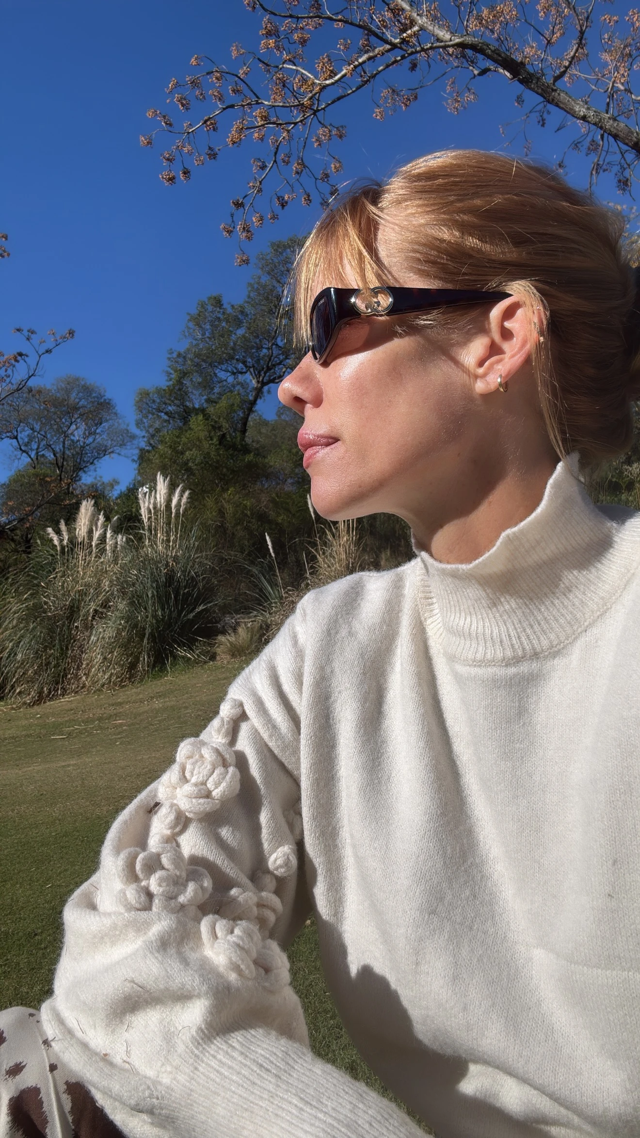 Nicole Neumann y su delicado suéter en tejido bremmer con detalle de flores aplicadas en mangas