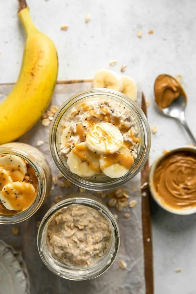 Overnight oats de banana y mantequilla de maní