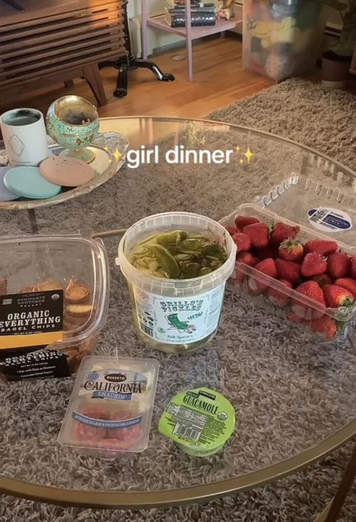 Las apps que usan las chicas para organizar su vida, su ropa y su cabeza ¿Qué es el "girl dinner" y por qué se volvió tendencia?

