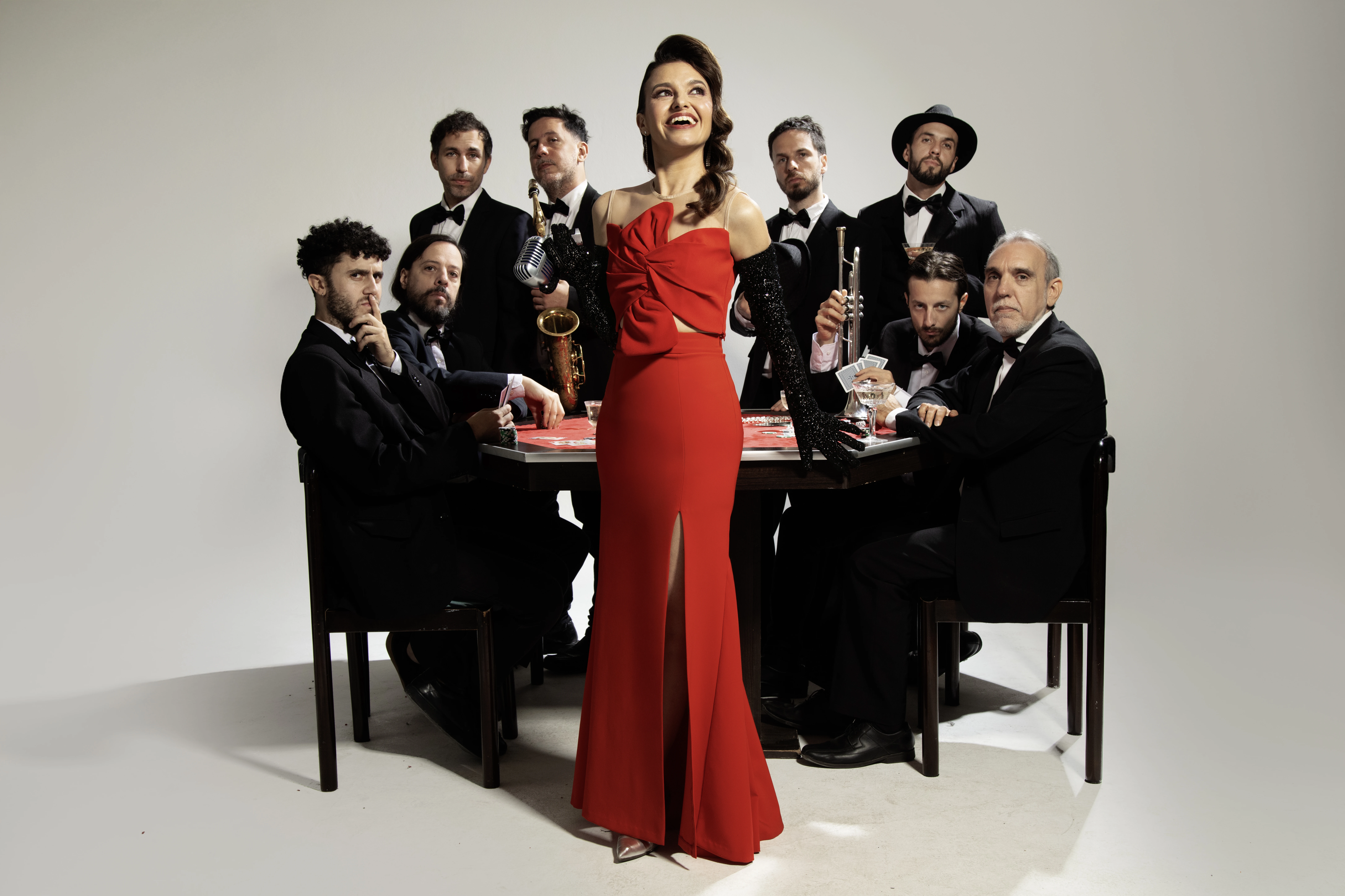 Elizabeth Karayekov, la doctora en biología que conquista el escenario con su big band