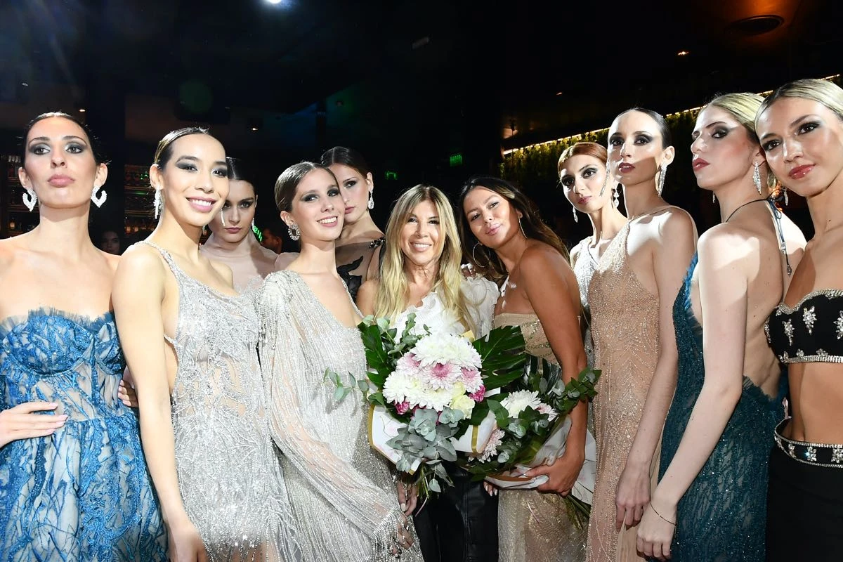 Claudia Arce junto a las modelo sen el final del desfile.