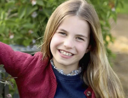 La princesa Charlotte marca tendencia a los 10: look camuflado con aire royal