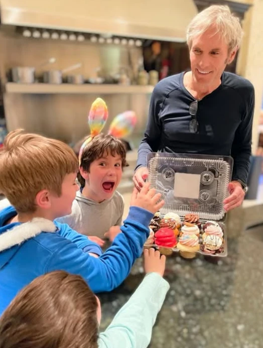 Michael Bolton junto a sus nietos