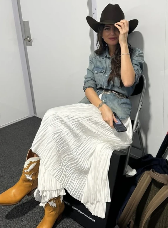 Kelly Piquet imponiendo estilo desde los boxes de la F1