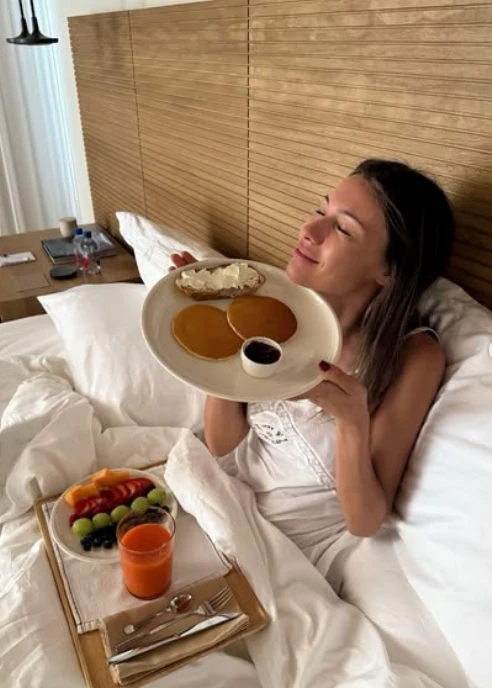 Desayuno compartido en la habitación