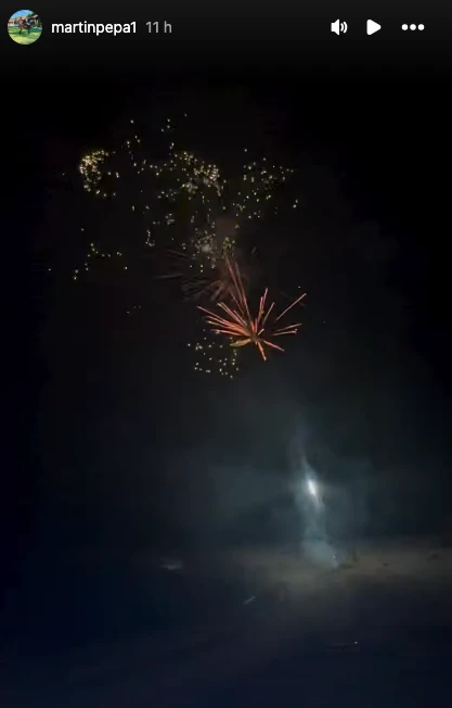Fuegos artificiales en la playa para Pampita