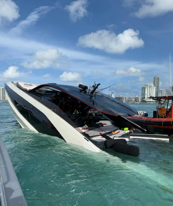 El yate hizo agua y se fue hundiendo