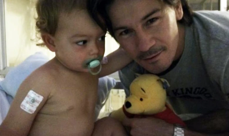 Guillermo Coria con su hijo Thaigo en 2014, cuando el pequeño estaba internado tras caerse de una altura de varios metros. 