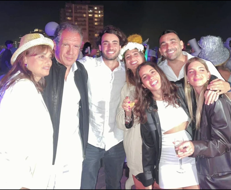 Daniel Hadad con Viviana Zocco, su esposa y sus cuatro hijos