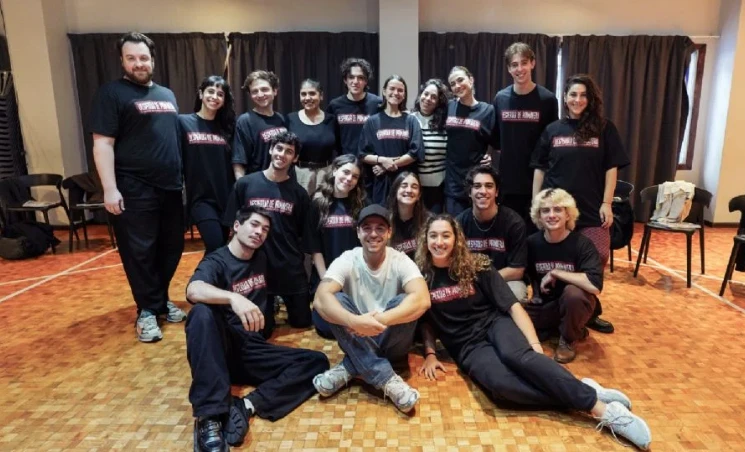 El elenco de Despertar de primavera con Fer Dente como director