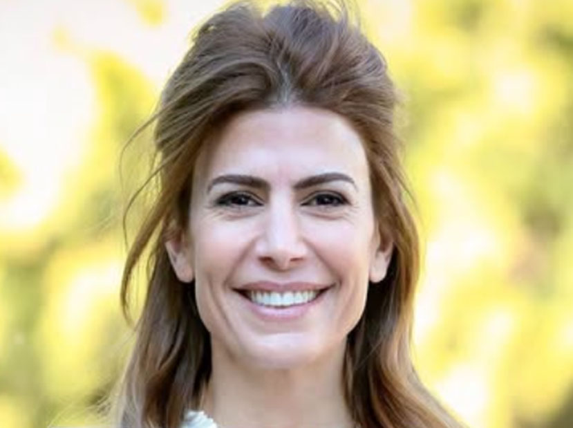 El look effortless chic de Juliana Awada en el Caribe: túnica, rafia y su clásica tote bag de lujo