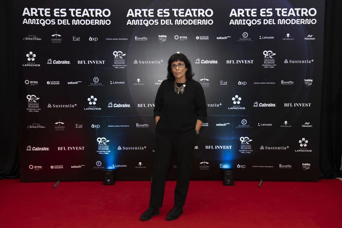 Daniela Thomas, recientemente ganadora de un Oscar a Mejor película extranjera por Ainda estou aqui, y quien relaizó el diseño museográfico de la exposición Esto es Teatro en el Moderno_