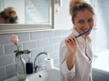 Desayunar sin cepillarte los dientes antes: el hábito que puede estar afectando tu salud