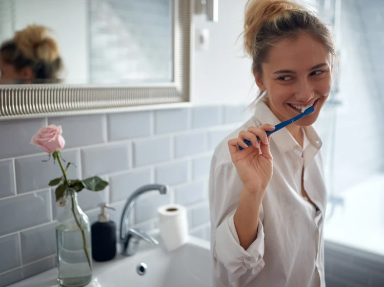 Desayunar sin cepillarte los dientes antes: el hábito que puede estar afectando tu salud