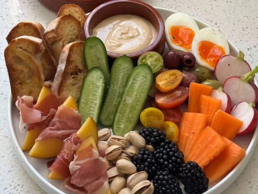 Las apps que usan las chicas para organizar su vida, su ropa y su cabeza ¿Qué es el "girl dinner" y por qué se volvió tendencia?