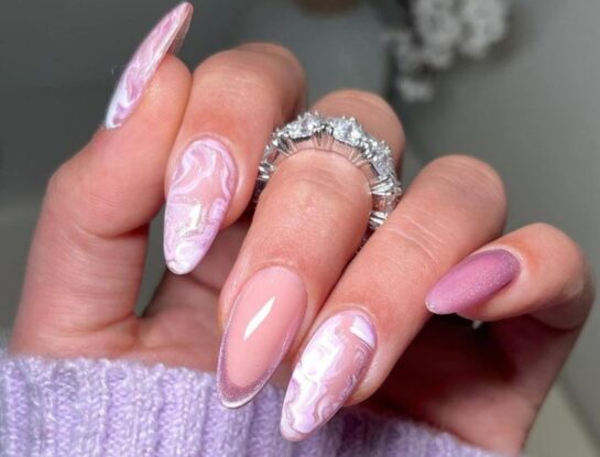 Iridescent nails: las uñas que marcan tendencia en las redes sociales