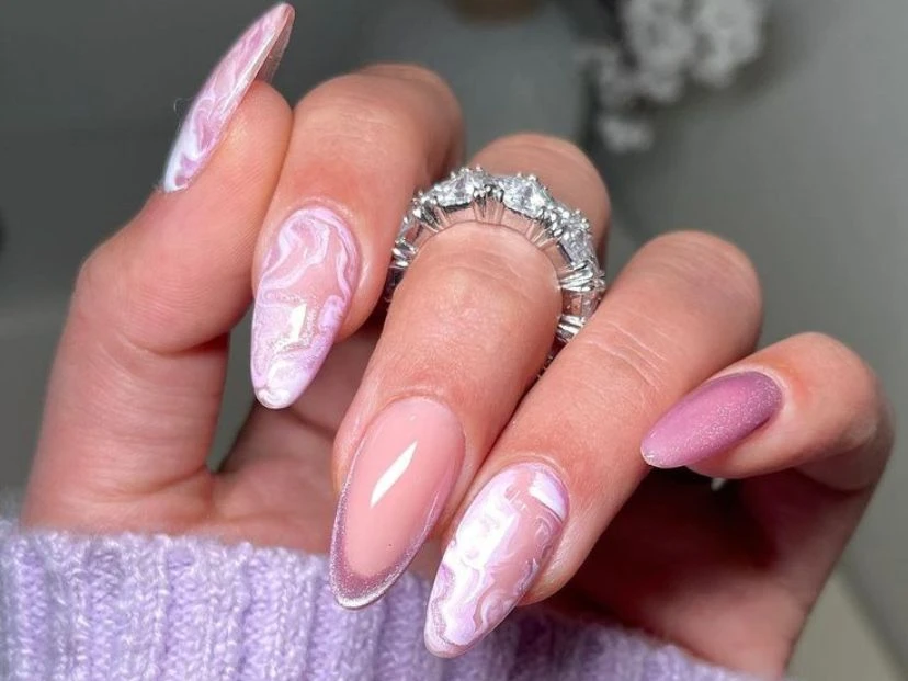 Iridescent nails: las uñas que marcan tendencia en las redes sociales