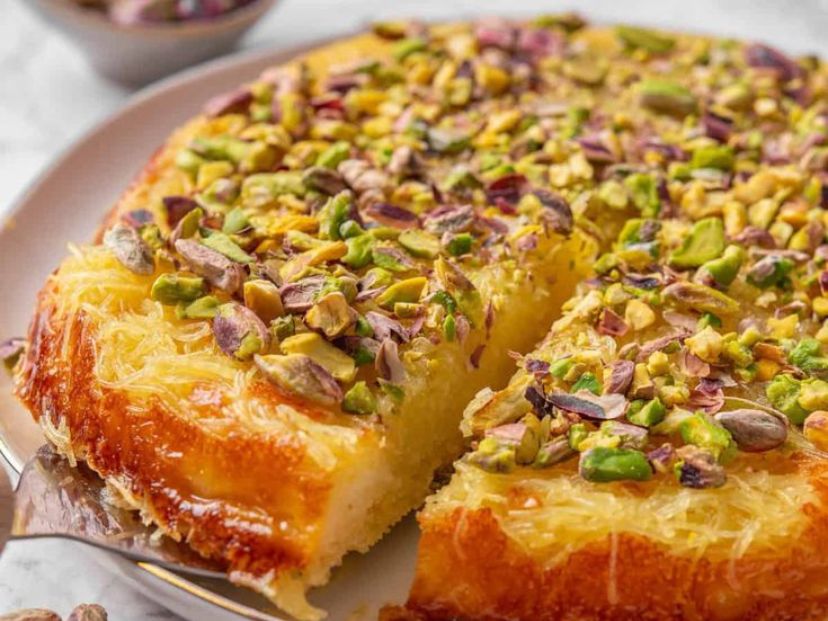 Knafeh: la receta del pastel característico de Medio Oriente relleno con fideos y queso