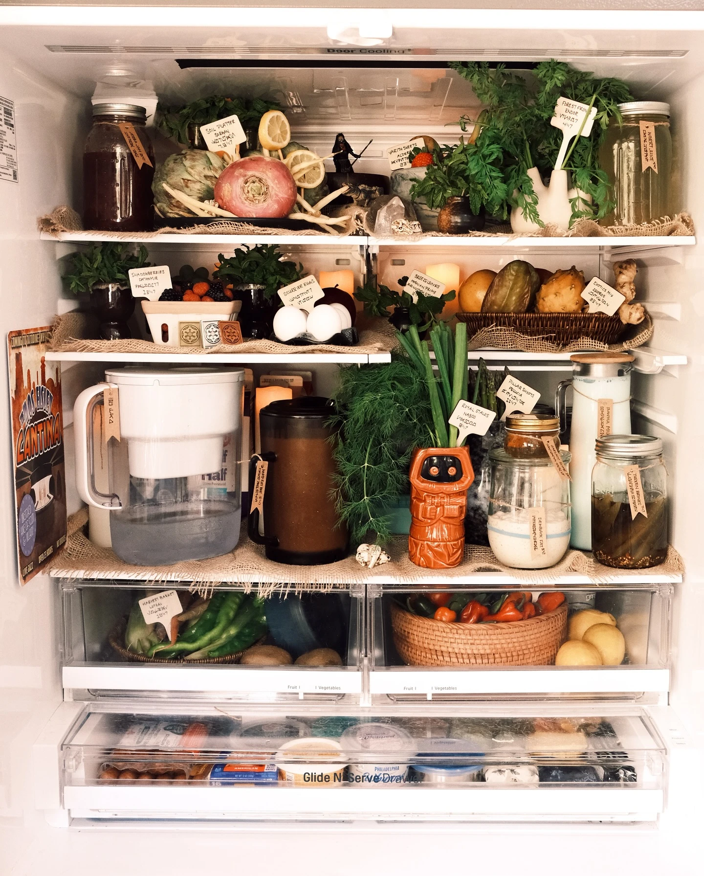El fridgescaping transforma la organización de alimentos en el interior de la heladera en un ejercicio de estilismo.