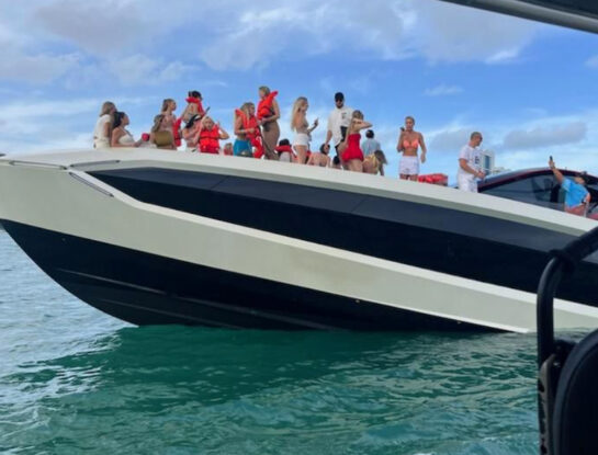 Impactante: se hundió un yate Lamborghini frente a Miami con decenas de influencers a bordo