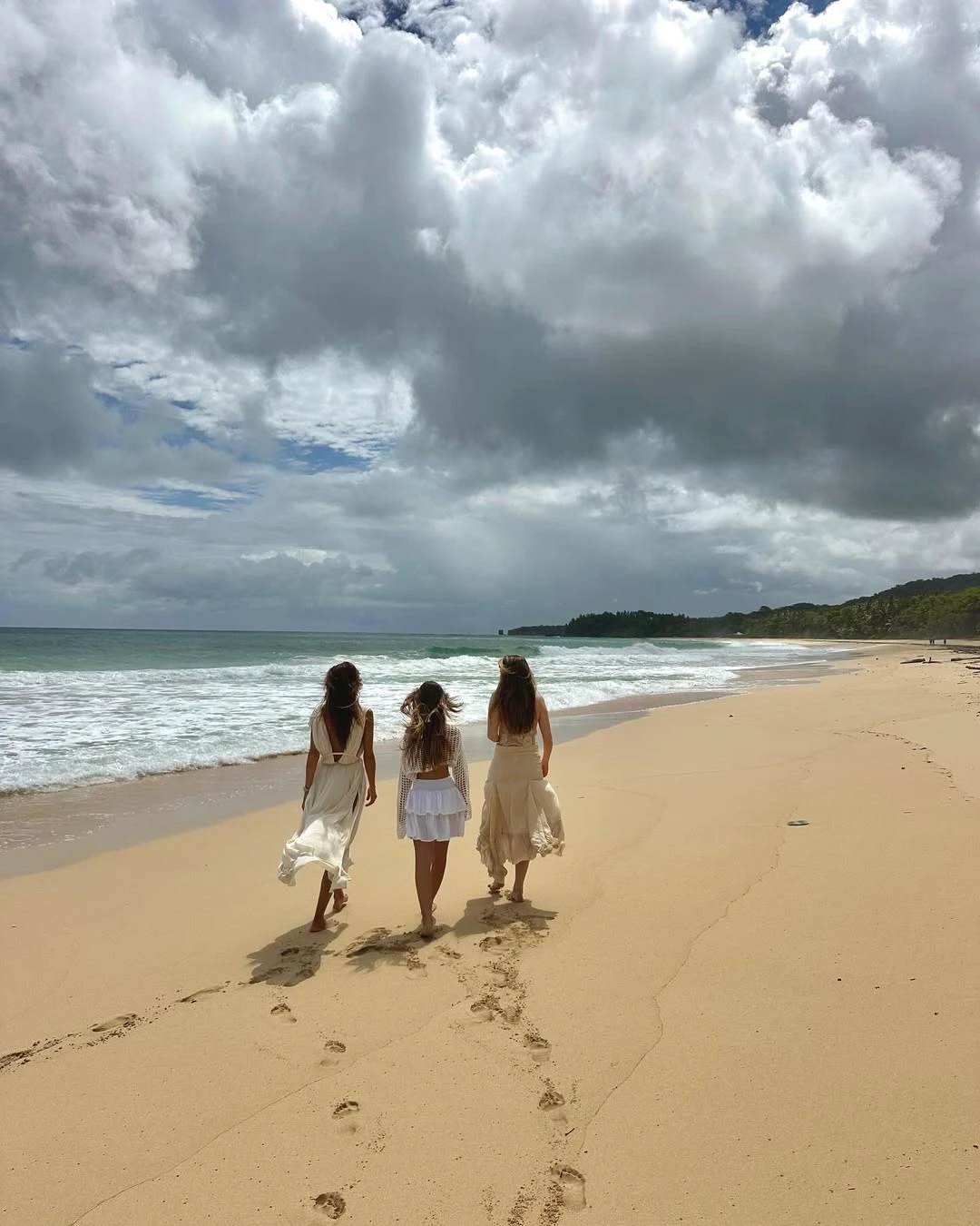 Juliana Awada y sus hijas, postales chic desde la playa: estilo relajado y lujo silencioso