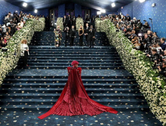 Met Gala 2025: un jardín de ensueño deslumbró la alfombra roja con una explosión floral blanca y amarilla